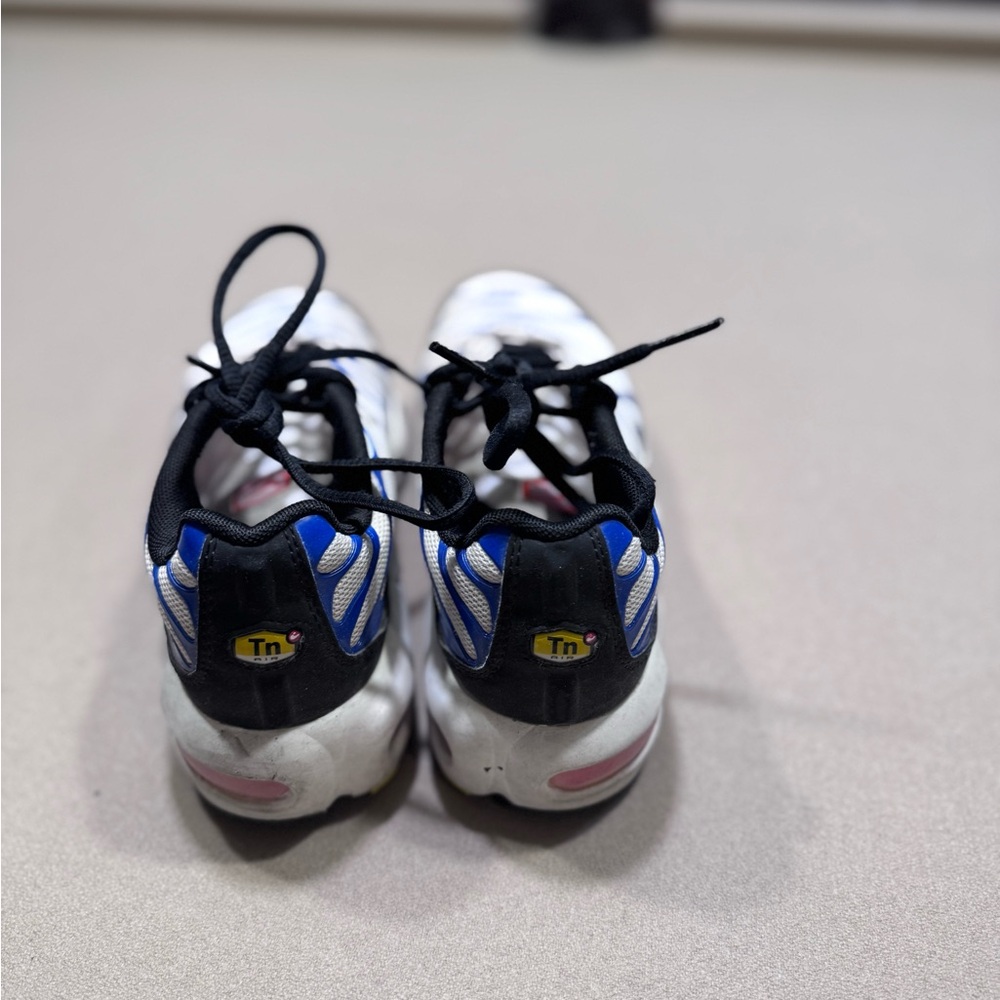 Nike Air Max Plus GS in the White/Game Royal/Black/Bright Crimson - Picture 4 of 7